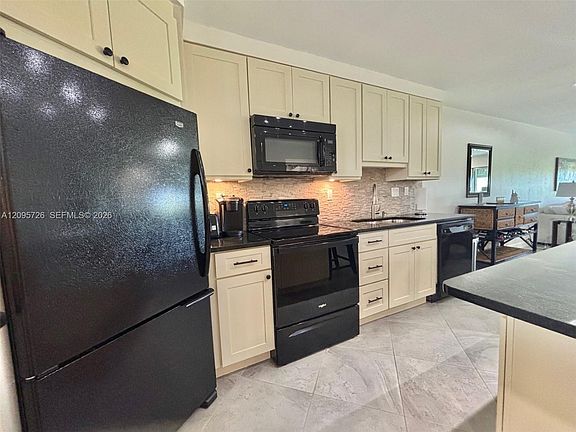 3rd image of 3920 Inverrary Blvd APT 607C
