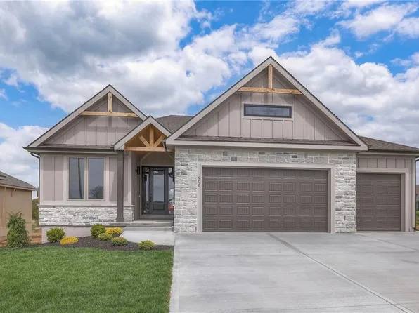 906 Savannah Ln, Greenwood, MO 64034