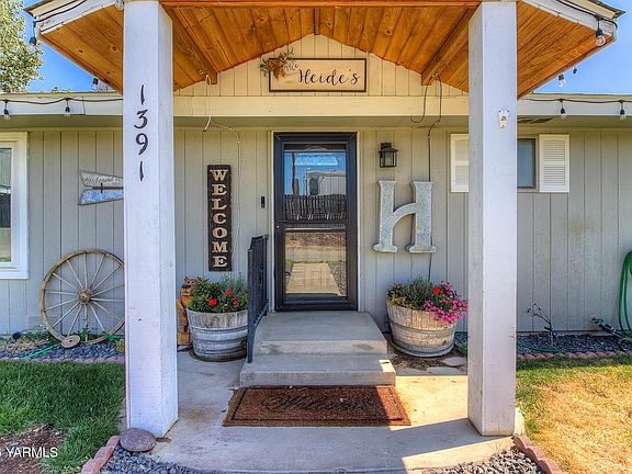 3rd image of 1391 Lancaster Rd