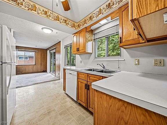 2nd image of 871 Cranbrook Dr