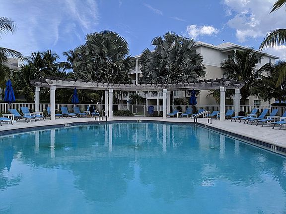 5th image of 135 Bay Colony Dr N