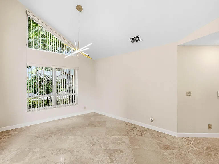 4720 NW 28th Ave — Photo 8