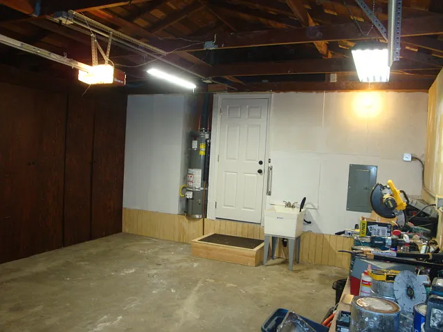 Garage w/ 16 foot Workbench on side