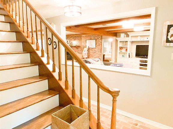 4th image of 121 Lemont Dr