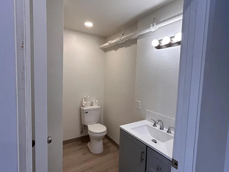 324 W King St — Photo 15