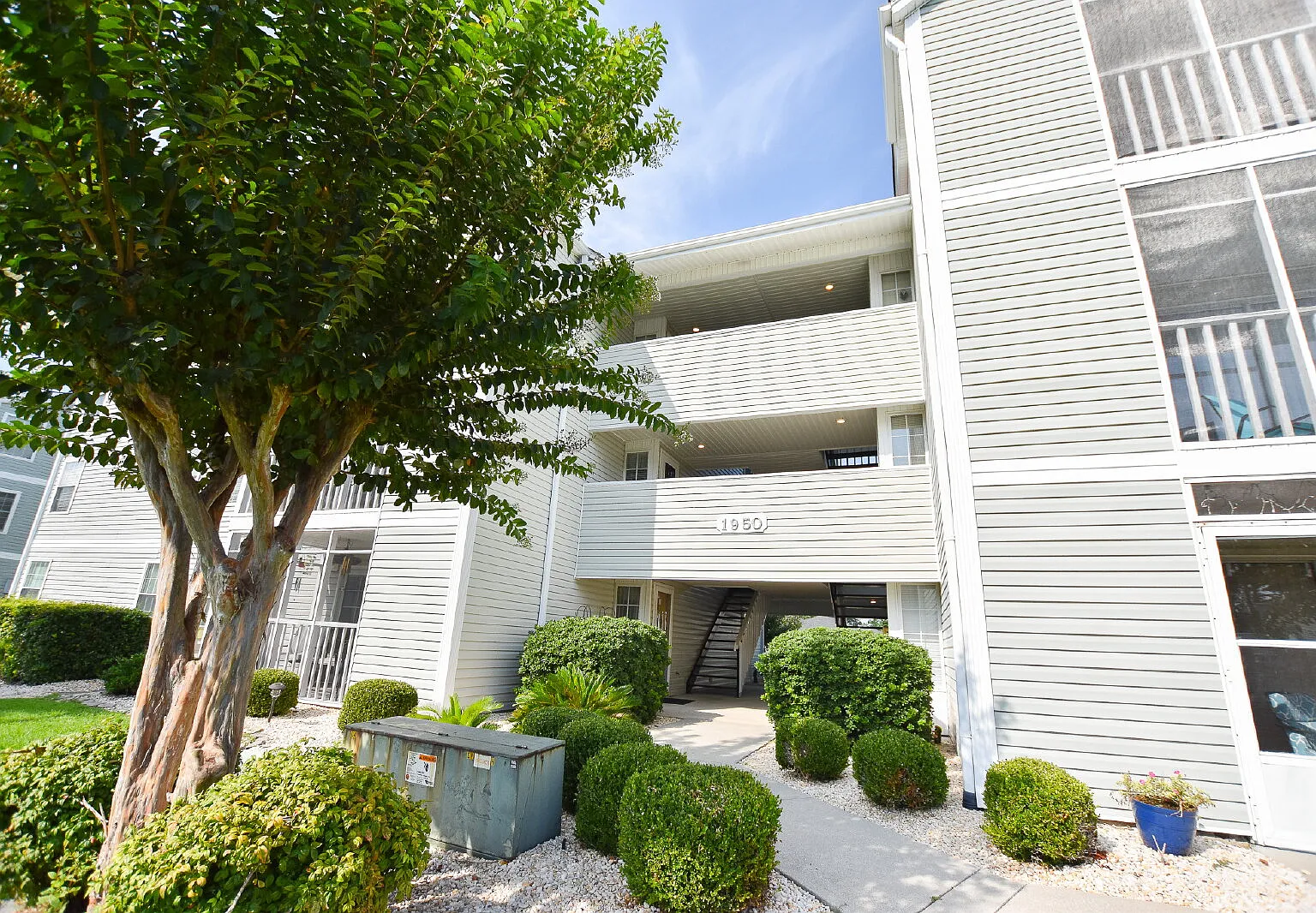3 bed, 2.0 bath, 1170 sqft, $1,900 — Photo 1