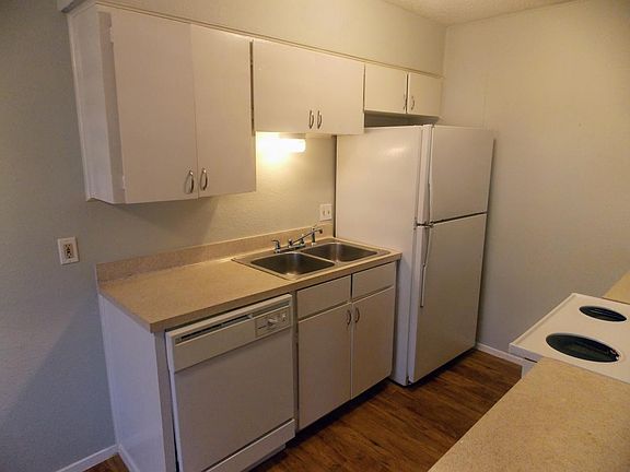 4th image of 1400 E 51st St APT 14