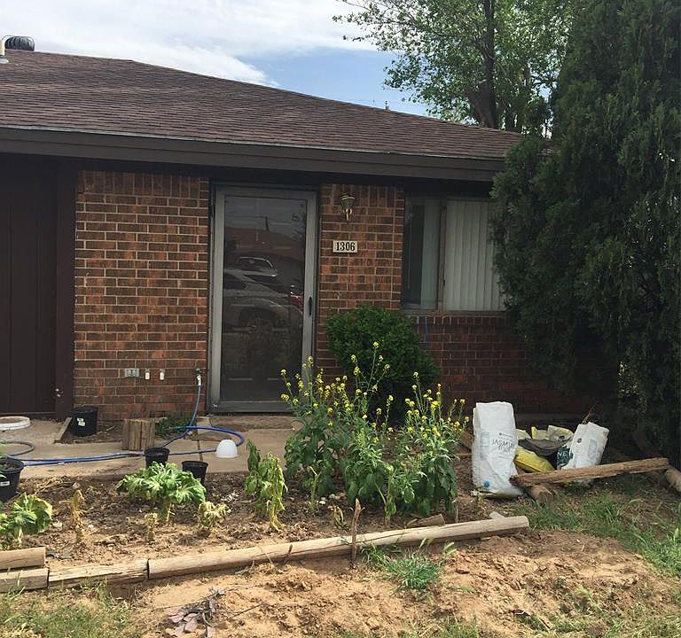 1st image of 1306 E Oak Ave