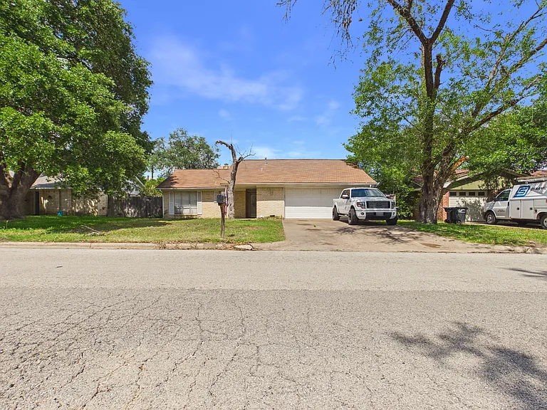 1813 Langford St — Photo 7
