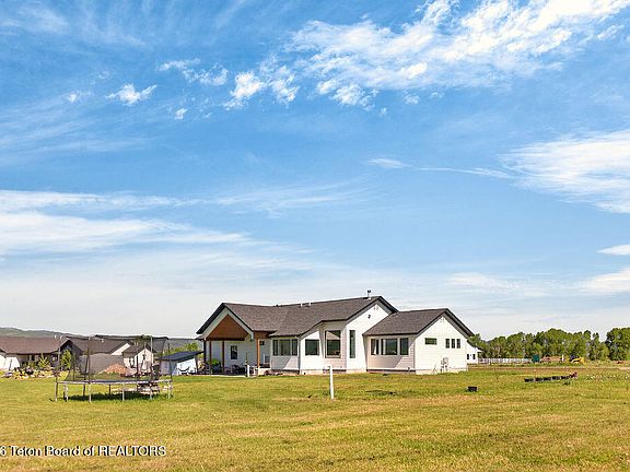 3rd image of 136 Quiet Cove Rd