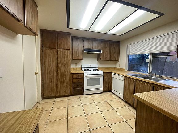 2nd image of 586 Parkview Dr