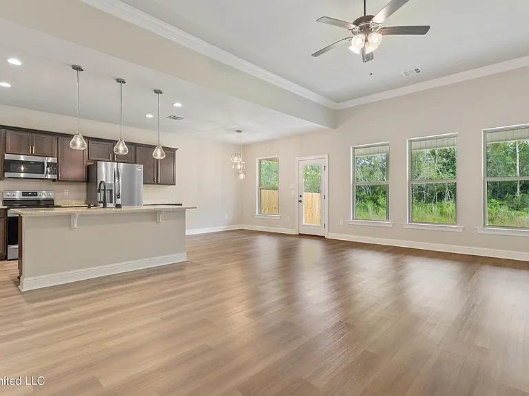 3766 Hamilton Dr — Photo 3