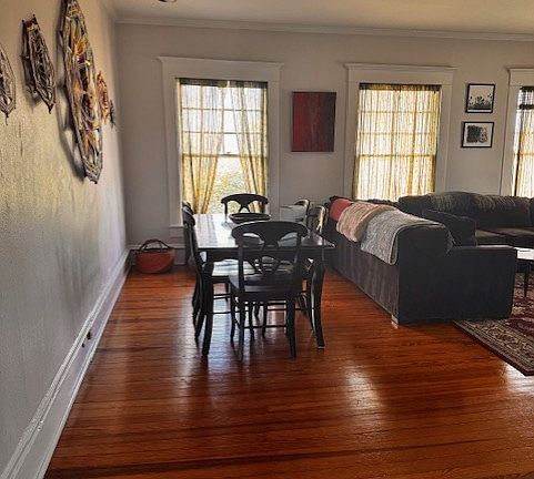 Huge living space -flexible dining room location