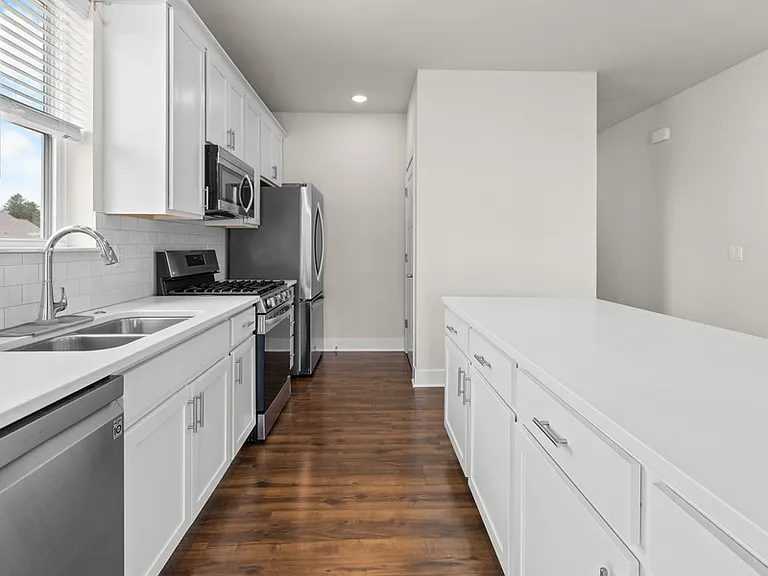 W218N16046 Tiger Lily Dr — Photo 7