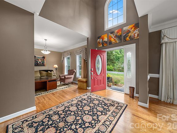 4th image of 100 Welwyn Ln