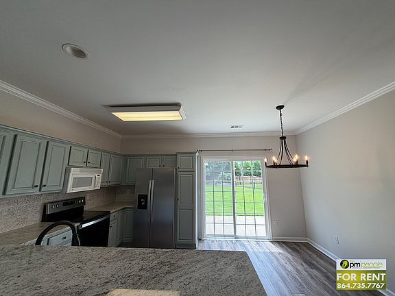 5th image of 104 Pin Oak Ct