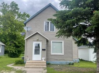 719 4th St NE, Devils Lake, ND 58301