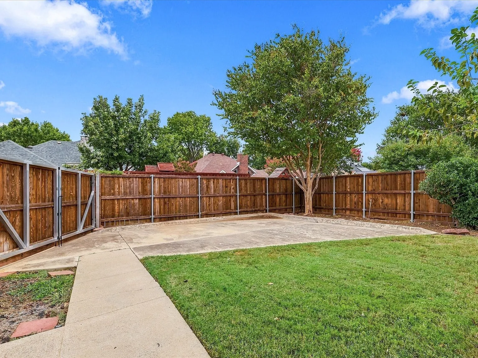3 bed, 2.0 bath, 1952 sqft, $2,650 — Photo 2