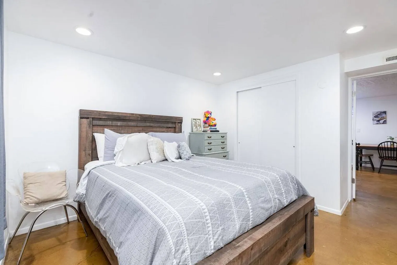 1 bed, 1.0 bath, 914 sqft, $6,744 — Photo 4