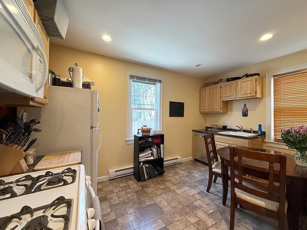 Studio, 600 sqft, $2,200 — Photo 2