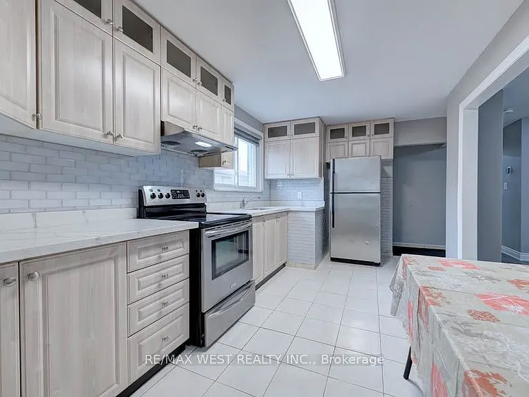 16 Hasbrooke Dr #MAIN LVL — Photo 5