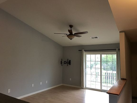 Living Room (17'x12')