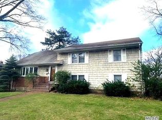 97 Bayberry Ave, Garden City, NY 11530