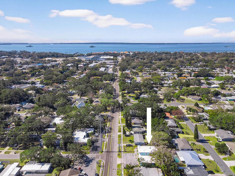 walking distance to intracoastal with side walk the entire way