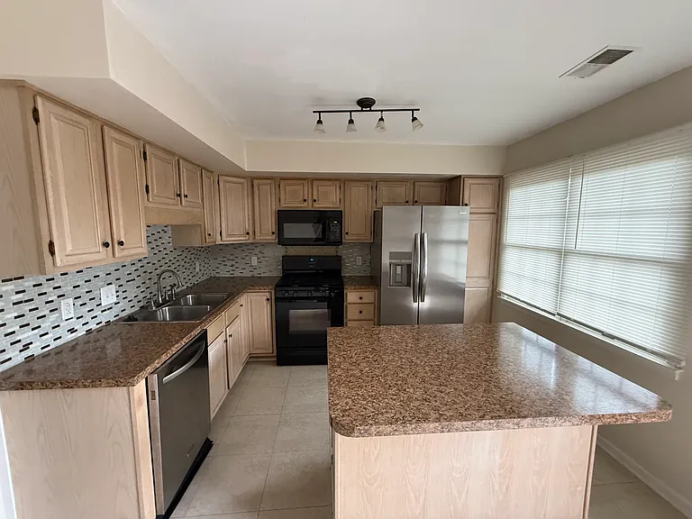 1023 Lindsay Ln — Photo 5