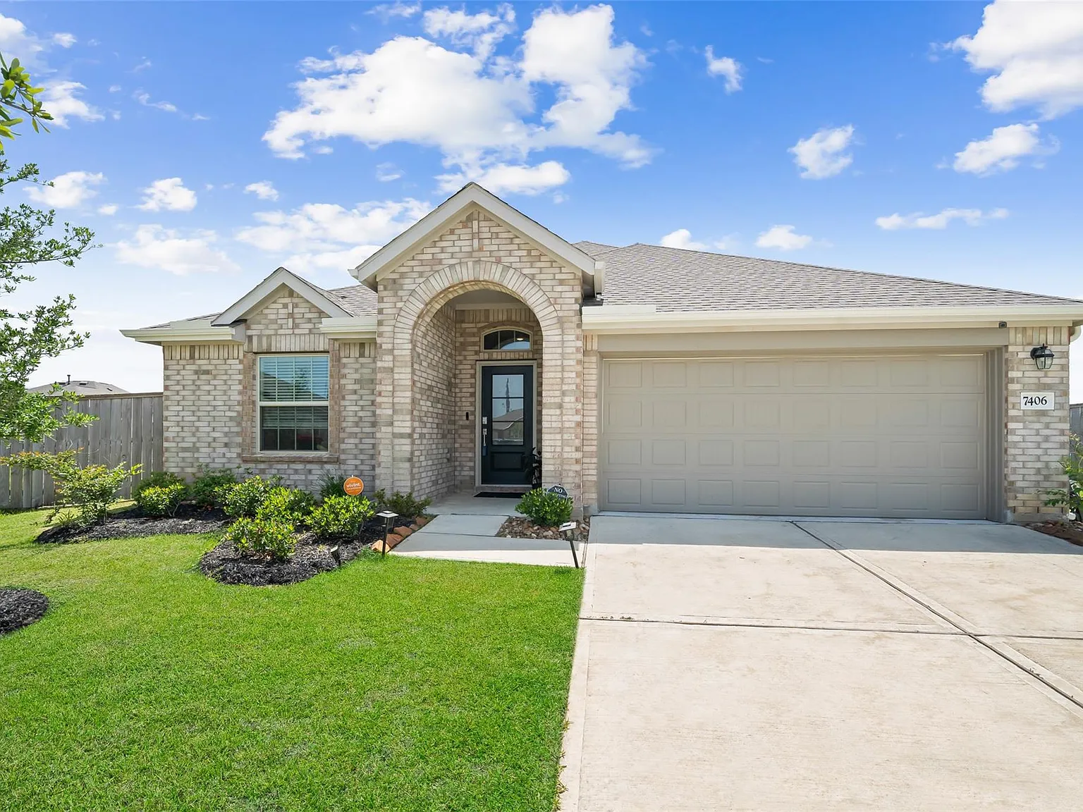 3 bed, 2.0 bath, 1974 sqft, $2,300 — Photo 4