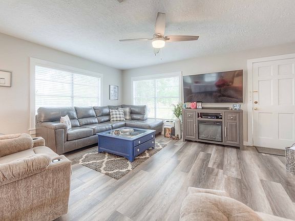 3rd image of 8232 N Killarney Dr