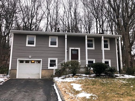 2nd image of 37 Castlewood Trl