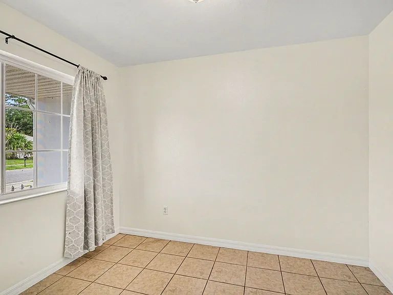 255 W Towne Pl — Photo 5