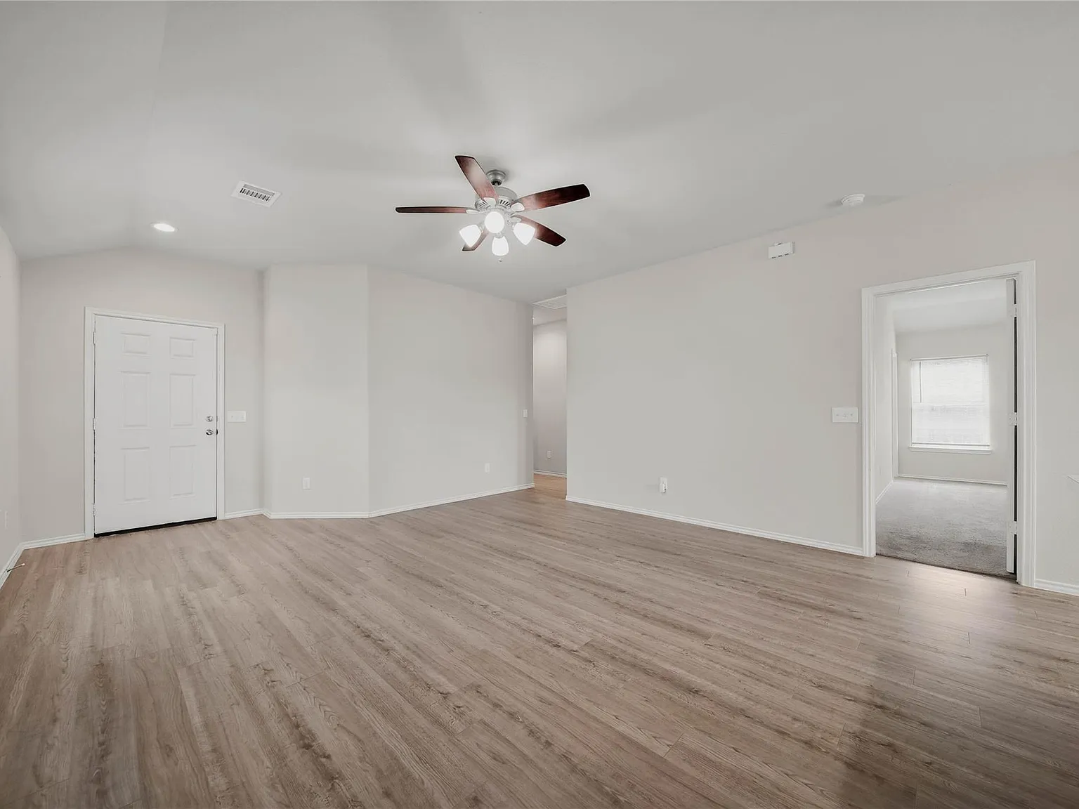 3 bed, 2.0 bath, 1308 sqft, $2,000 — Photo 4