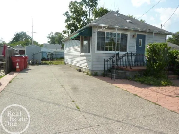 37921 Elm Ln, Harrison Township, MI 48045