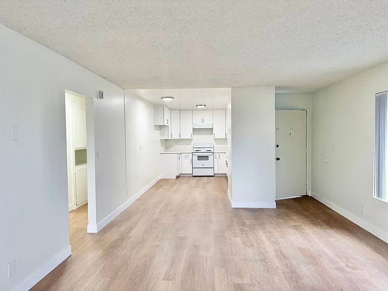 Benton Apartments — Photo 16