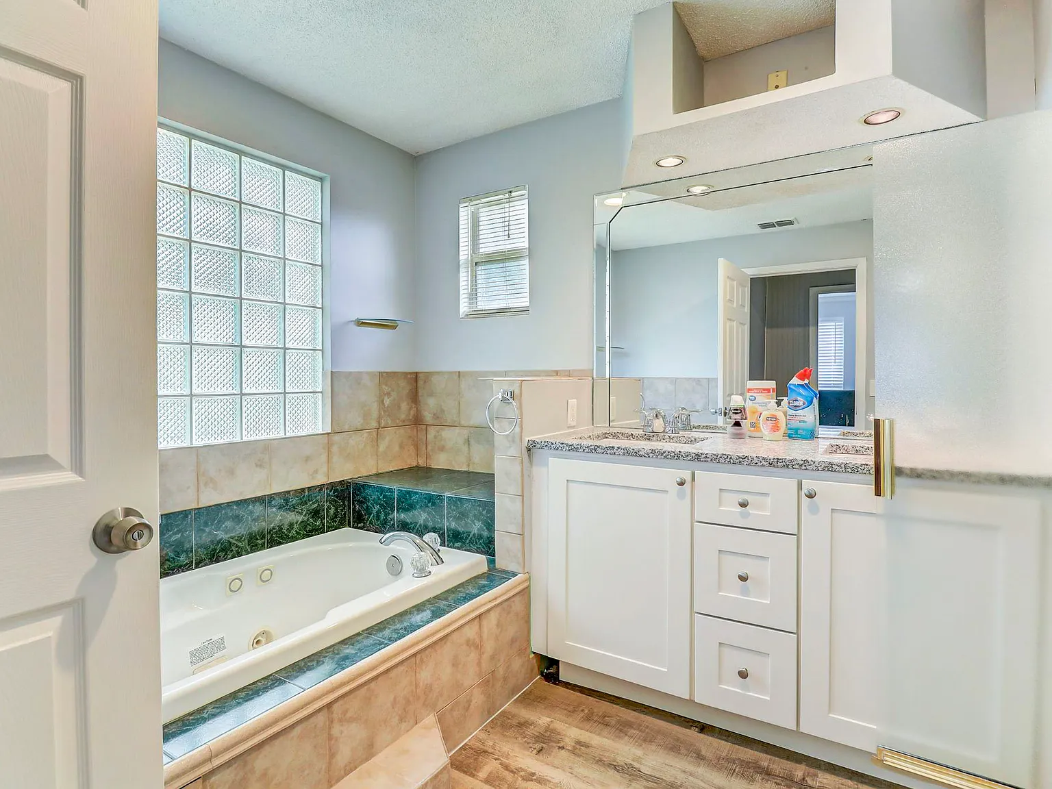 4 bed, 3.0 bath, 1965 sqft, $650 — Photo 3