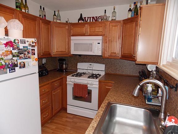 3rd image of 300 Hystone Ave