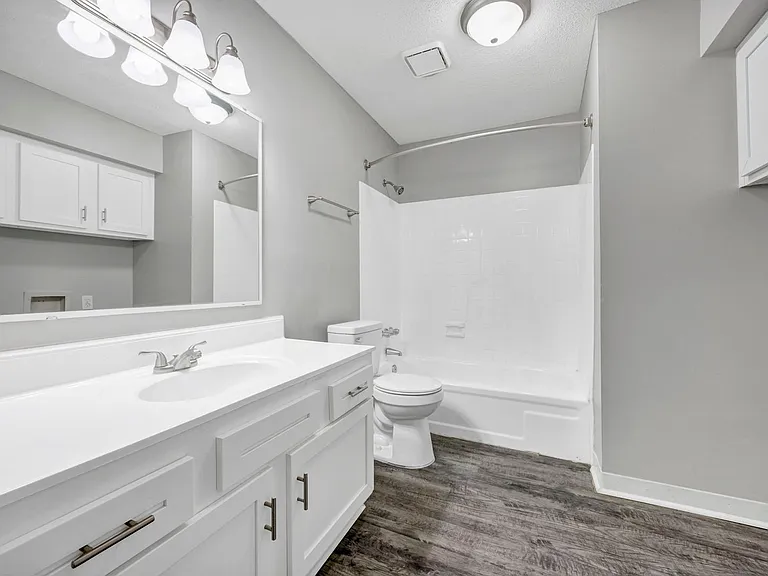 Landmark Woods Apartment Homes — Photo 40