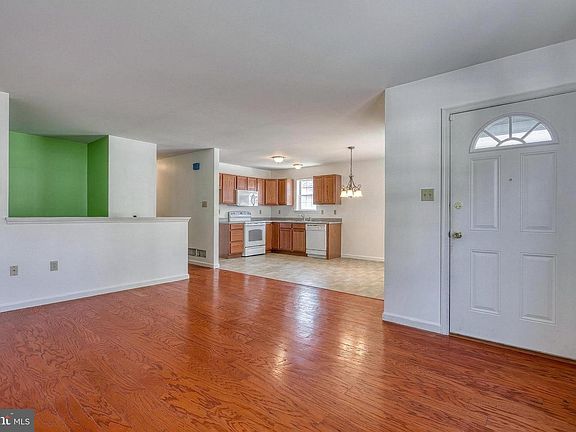 5th image of 213 Market St