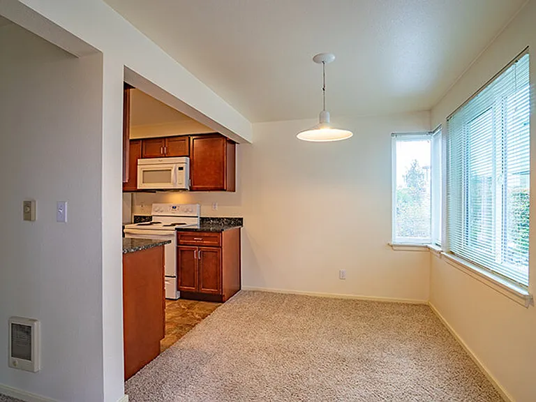 6th Ave Apartments — Photo 20