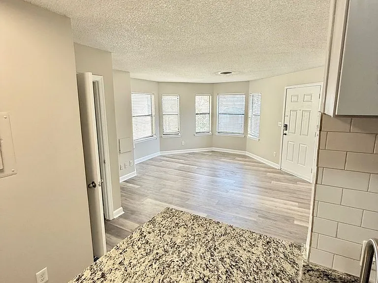 415 W 10th St — Photo 12