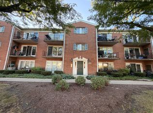 10345 Dearlove Rd APT 201, Glenview, IL 60025