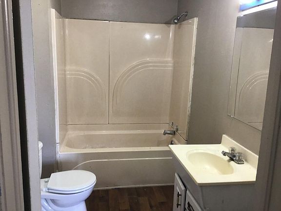 5th image of 413 Elm St