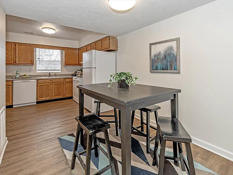 1116 W Lincoln St — Photo 15