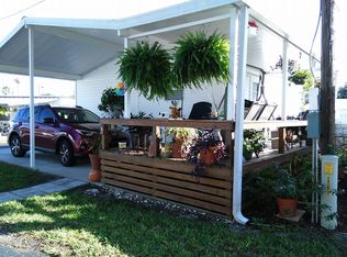 44 Orange Pl, Tavares, FL 32778