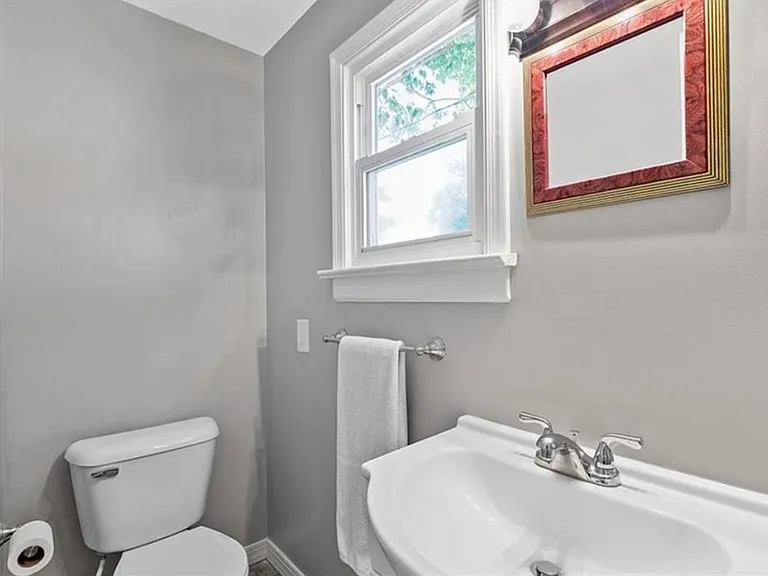 2224 Seminary Ave — Photo 12