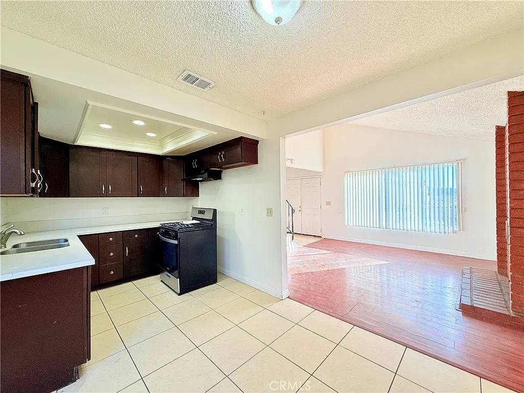 3 bed, 1.5 bath, 1200 sqft, $2,900 — Photo 4