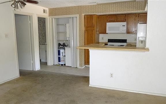3rd image of 9803 Walnut St #106