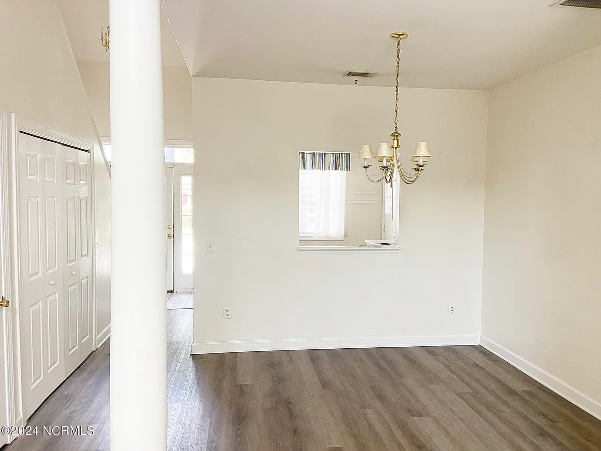 Building Photo - 5006 Carleton Dr #31